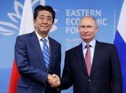 Japans Shinzo Abe (links) und Russlands Wladimir Putin nähern sich Kurilen-Inseln-Frage an. (Bild: Mikhail Metzel/AP; Wladiwostok, 10. September 2018)