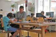 Leiter Florian Wipfli mit Kindern auf der Schulinsel. (Bild: Patricia Helfenstein (Sarnen, 11. September))