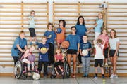 Der neu geschaffene Kurs «Turnen für Kinder mit Handicap» stösst auf grosses Interesse. In der Bildmitte stehen Simone Michlig-Thür, Vereinspräsidentin, und Nathalie Waser-Torgler, technische Leiterin des Vereins PluSport Behindertensport Rheintal. (Bild: René Michlig)