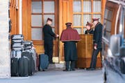 Bei Hochsaison sind gerade auch Bündner Skiorte auf ausreichend Personal angewiesen.Bild: Christian Beutler/Keystone (St. Moritz, 18. März 2016)