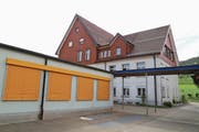 Die Unteregger hängen an ihrem Schulhaus: Es soll nicht einem Neubau weichen, sondern saniert werden. (Bild: Jolanda Riedener)