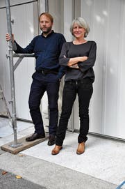 Hans-Ruedi Beck und Vreni Härdi in Trogen vor dem Kutscherhaus, das zum Holzpalast gehört. Eine ihrer ersten Aufgaben betraf die Farbberatung für die Remise. (Bild: Monika Egli)