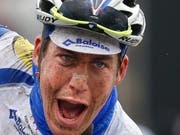 Der Belgier Jelle Wallays jubelt 2015 über seinen Sieg beim Eintagesrennen Dwars Door Vlaanderen (Bild: KEYSTONE/EPA/JULIEN WARNAND)