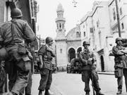 Französische Soldaten in der Innenstadt von Algier (Aufnahme vom Mai 1956). (Bild: KEYSTONE/AP)