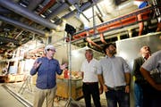 Gesamtprojektleiter Roman Schläpfer erklärt den Verein für Geothermie Thurgau die Energiezentrale im zweiten Untergeschoss des neuen Spitals. (Bild: Donato Caspari)
