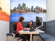 Reisebüros profitieren von der angespannten Sicherheitslage: Die Kunden kommen vermehrt zu ihnen, um sich über die Risiken informieren zu lassen. (Bild: KEYSTONE/CHRISTIAN BEUTLER)