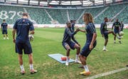 Einst Servette-Junioren, heute Nationalspieler: Kevin Mbabu hilft Denis Zakaria auf. (Bild: Toto Marti/Freshfocus (St. Gallen, 7. September 2018))