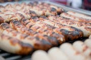 Die Bratwurst darf am Genusstag nicht fehlen. (Bild: Mareycke Frehner)