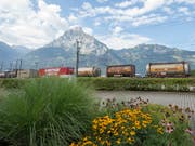 Vor allem wegen Bauarbeiten an Tunnels konnten Güterzüge im ersten Halbjahr weniger transportieren als im Vorjahr. (Bild: KEYSTONE/URS FLUEELER)