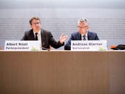 SVP-Präsident Albert Rösti und SVP-Nationalrat Andreas Glarner lancieren einen Angriff auf FDP-Aussenminister Ignazio Cassis. Sie fordern den Bundesrat auf, den Uno-Migrationspakt nicht zu unterzeichnen. (Bild: KEYSTONE/ANTHONY ANEX)