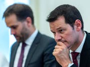 Pierre Maudet (r.), der vorläufige Ex-Präsident der Kantonsregierung vor den Medien in Genf. Links sein Nachfolger Antonio Hodgers. (Bild: Keystone/MARTIAL TREZZINI)