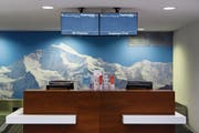Der Check-In-Desk von Skywork auf dem Flughafen Bern-Belp. Bild: Anthony Anex/Keystone (30. August 2018)