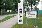 Willkommensgruss beim Sirnacher Dorfeingang an der Q20: Die Befragten Einwohner können auch ihre Meinung zur Infrastruktur der Gemeinde abgeben. (Bild: Roman Scherrer)