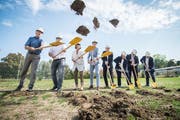 Schwungvoller Beginn: Vertreter von Kanton, PH, Bau und Stadt Kreuzlingen beim Spatenstich. (Bild: Reto Martin)