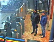 Die beiden Beschuldigten Alexander Petrov und Ruslan Boshirov an einem Bahnhof in Salisbury in England. (Bild: Metropolitan Police via Getty Images (3. März 2018))