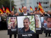Ein Mann hält bei einer Demonstration in Chemnitz ein Bild des Ende August mutmasslich von ausländischen Migranten erstochenen Opfers. (Bild: KEYSTONE/EPA/MARTIN DIVISEK)