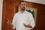 Marc Degen referierte auf Einladung der Handesl- und Industrievereinigung Flawil im "Rössli". (Bild: Christof Lampart)
