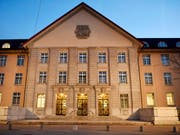 Der Mann, der eine 28-jährige Untermieterin erwürgte, wurde vom Bezirksgericht Zürich zu 22 Monaten Gefängnis verurteilt. (Symbolbild des Bezirksgerichtsgebäude) (Bild: Keystone/WALTER BIERI)