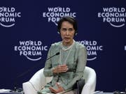 Myanmars Regierungschefin Aung San Suu Kyi äusserte sich am WEF der Asean-Staaten in Vietnam nach langem Schweigen erstmals zur Rohingya-Krise. (Bild: KEYSTONE/EPA/LUONG THAI LINH)