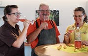 Degustieren fachkundig Red-Love-Apple-Dream: Cornelia Hänni-Bussinger, Bruno Bussinger und Tanja Capuano-Bussinger. (Bild: Christine Luley)