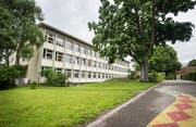 Das Schulhaus Zentrum in Diessenhofen darf abgerissen werden, hat der Kanton befunden, nun entscheiden die Schulbürger, ob es dazu kommt. (Bild: Andrea Stalder)