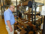 Gottlob Lutz macht auf einem Rundgang durch das Museum bei einer historischen Maschine Halt. (Bild: Erwin Schönenberger)