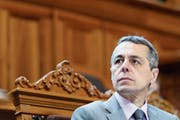 Muss von links Kritik einstecken: Ignazio Cassis. (Bild: Anthony Anex/Keystone (Bern, 12. Juni 2018)