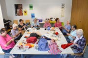 Stricken und lachen: Die Frauen des Strickkreises «Wulleknäuel» arbeiten für den bevorstehenden Bazar. (Bild: Christoph Heer)