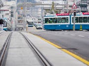 Pause während der Fahrt: Für Tramchauffeure gibt es im Bereich Escher Wyss-Platz eine ungewöhnliche Möglichkeit. (Bild: KEYSTONE/CHRISTIAN MERZ)