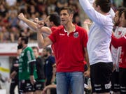 Pfadis Trainer Adi Brüngger (im Vordergrund) coachte sein Team zu einem Heimsieg gegen Kadetten Schaffhausen (Bild: KEYSTONE/MELANIE DUCHENE)
