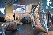 Andy Warhols «Silver Clouds» hängen in der Ausstellung «Imagine 68». (Bild: Walter Bieri/Keystone)