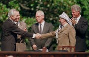 Israels damaliger Aussenminister Shimon Peres (links), Israels damaliger Premierminister Yitzhak Rabin (Mitte), Yasser Arafat (Zweiter von rechts) und dem damaligen US-Präsident Bill Clinton (rechts) bei der Unterzeichnung am 13. September 1993. (Bild: KEYSTONE/AP Photo/Maariv/Robbie Castro)