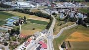 Die Aufnahme zeigt im Vordergrund die Augartenkreuzung, eine der am meisten befahrenen Kreuzungen im Kanton St. Gallen. Die Industrie Haslen liegt nördlich der Autobahn auf der linken Seite. (Bild: Marc C. Häusler)