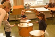 Der Kurs bietet Kleinkindern und ihren Eltern einen spielerischen Einstieg in die Welt der Musik. (Bild: PD)