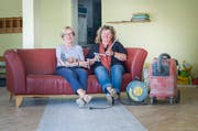 Kurz vor Tapetenwechsel-Eröffnung: Christine Courti, Präsidentin des Trägervereins, und Leiterin Barbara Sterkman in den Räumlichkeiten des zukünftigen Tageszentrums. (Bild: Andrea Stalder)