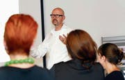 Marc Bodmer versucht in einem Referat den Anwesenden die Welt der Videospiele näher zu bringen. (Bild: Werner Schelbert (Zug, 13. September 2018))