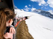 Die Jungfraubahn Holding, die Betreiberin der Bahnlinie auf das Jungfraujoch, hat laut der Finanzmarktaufsicht Finma in den Jahren 2014 bis 2016 zum Jahresende den Kurs der eigenen Aktien durch Verkäufe aus den Eigenbeständen nach unten gedrückt. (Bild: KEYSTONE/ANTHONY ANEX)