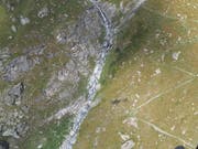 In diesem Bachbett in der Region von Bonatchiesse bei Fionnay VS fand ein Mann den toten Wingsuit-Piloten. (Bild: Kantonspolizei Wallis)