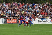 Aus dem Publikum lösten sich drei Flitzer, die während des Cupspiels mit nacktem Oberkörper über das Spielfeld rannten. (Bild: Archiv/ys)