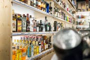 Alkoholtestkäufe stärken laut städtischem Departement für Soziales, Umwelt, Sicherheit den Jugendschutz. (Bild: Keystone/Christian Beutler)