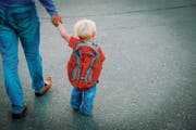 Ein Kind auf dem Weg zur Spielgruppe, in welcher es schon früh Umgangsformen, Verhaltensregeln und die Sprache lernt. (Bild: Getty)
