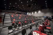 Der grosse Saal im Le Théâtre mit der Zuschauerrampe. (Bild: Pius Amrein (Emmen, 24. November 2017))