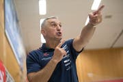Gibt Anweisungen von der Seitenlinie: HCK-Trainer Goran Perkovac. Bild: Eveline Beerkircher (Kriens, 12. September 2018)