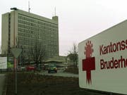 Das Bruderholzspital in Binningen BL ist ein Zankapfel bei der geplanten Fusion der Kantonsspitäler von Basel-Stadt und Basel-Landschaft. Der Landkanton will das veraltete Spital abreissen und durch eine Tagesklinik ersetzen; für die Linke im Stadtkanton ist der Standort überflüssig. (Bild: Keystone/MARKUS STUECKLIN)