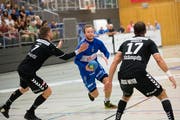 HCK-Spieler Thomas Hofstetter versucht sich gegen zwei Spieler von BSV Bern durchzusetzen. Bild: Eveline Beerkircher (Kriens, 12. September 2018)