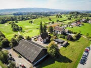Entlang des Parkplatzes des Golfplatzes könnten fünf neue Baukörper entstehen. (Bild: Reto Martin)
