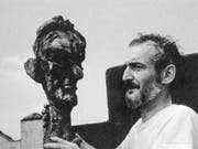 Der Künstler Hugo Weber mit seinem Portrait von Abraham Lincoln aus dem Jahre 1963. (Bild: Bündner Kunstmuseum)