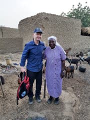 Jan Probst, Geschäftsführer «Kirche in Not», mit Schwester Catherine Kingbo in Niger. (Bild: PD)