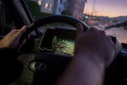 Der Sohn wandte sich an die Polizei. Er wies darauf hin, dass er das Auto gekauft habe, um es wieder Instand zu setzen. (Symbolbild: Benjamin Manser)