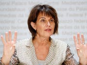 Verkehrsministerin Doris Leuthard will einen Verkehrskollaps mit allen Mitteln verhindern. Ein Milliardenpaket soll den Nationalstrassen und dem Agglomerationsverkehr zugute kommen. (Bild: KEYSTONE/PETER KLAUNZER)